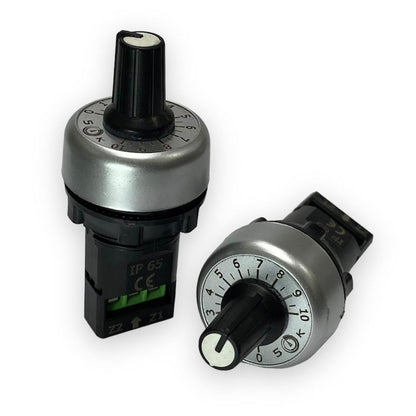 Potenciometr 10 kΩ / 5 kΩ jednootáčkový IP64 průměr zadlabačky 22 mm