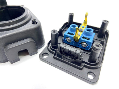 Černá "gumová" zásuvka na povrch 250V, 16A, IP44, SCHUKO 2P+Z, 1KMP-F, Bylion